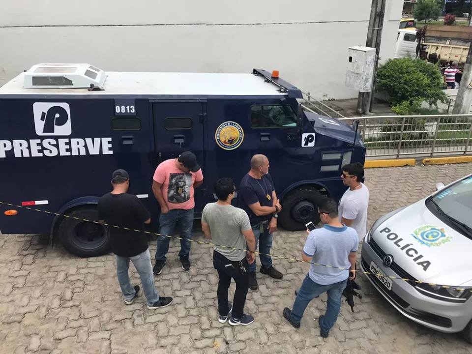 Assalto a carro-forte tem troca de tiros e três feridos no Grande Recife