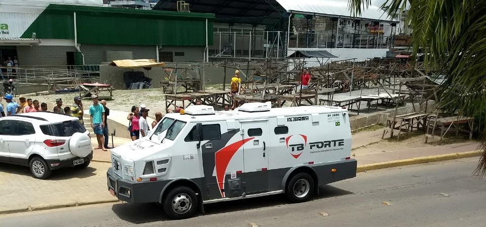 Quadrilha assalta carro-forte em Ipojuca e leva armas e dinheiro