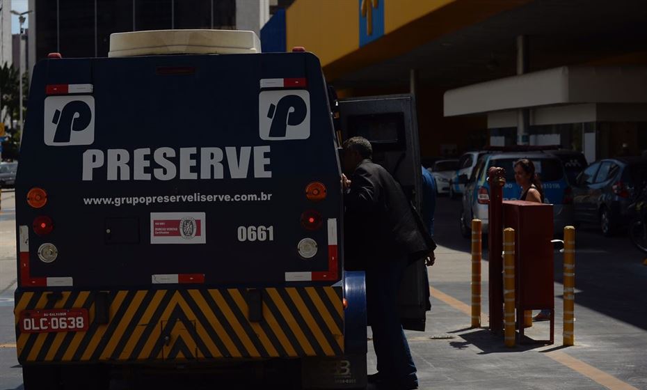 Quadrilha assalta carro-forte no Walmart de Boa Viagem