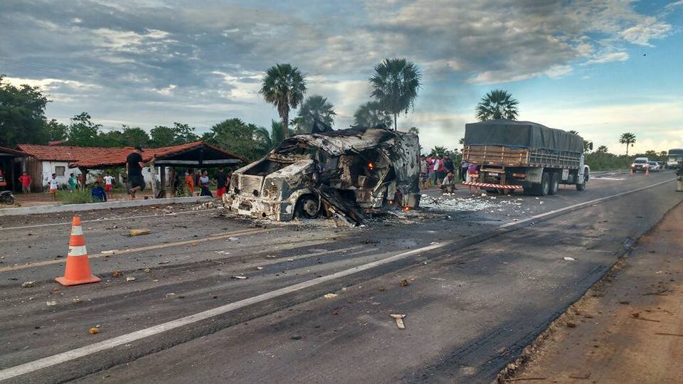 Criminosos explodem dois carros-fortes no Piauí