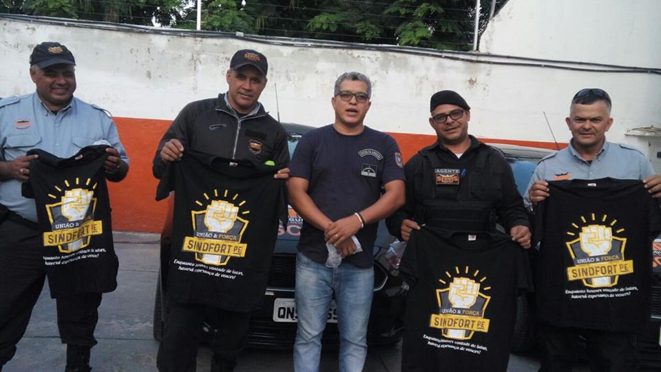 Diretores do sindicato entregam camisas e ouvem reivindicações da base