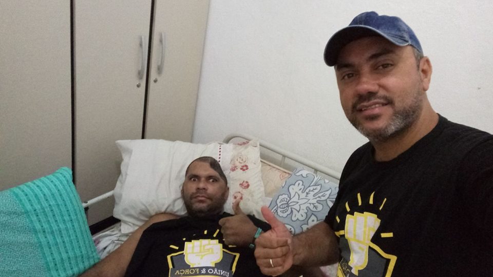 Gabriel da Silva recebe donativos e camisa do Sindfort-PE