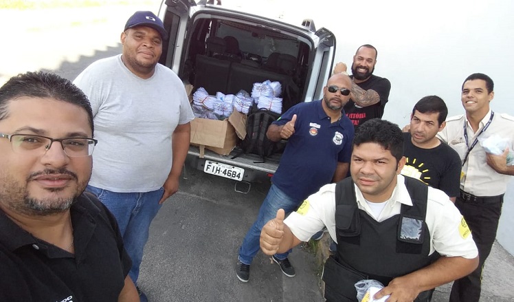 Diretores visitam base para entregar camisas e canecas para a confraternização