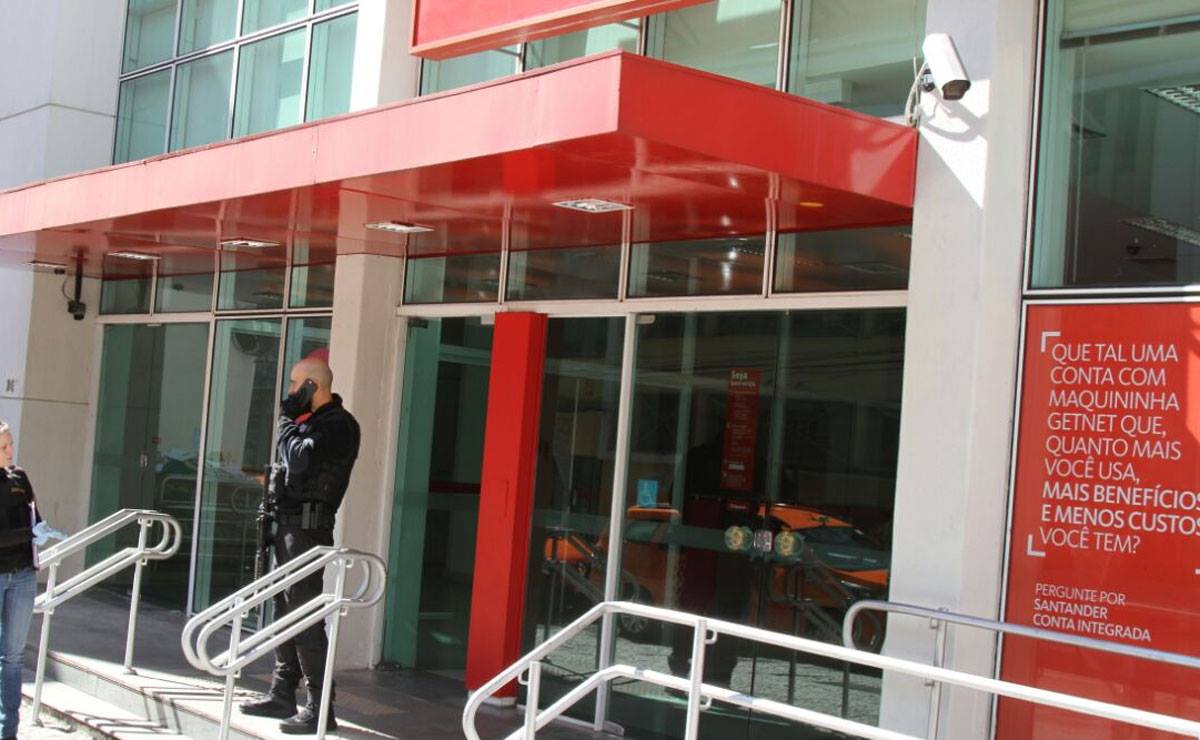 Bandidos roubam R$ 120 mil de banco no Centro de Curitiba instantes antes de agência abrir