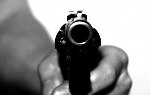 Vigilante de restaurante é baleado com sua própria arma após ser roubado na Pampulha