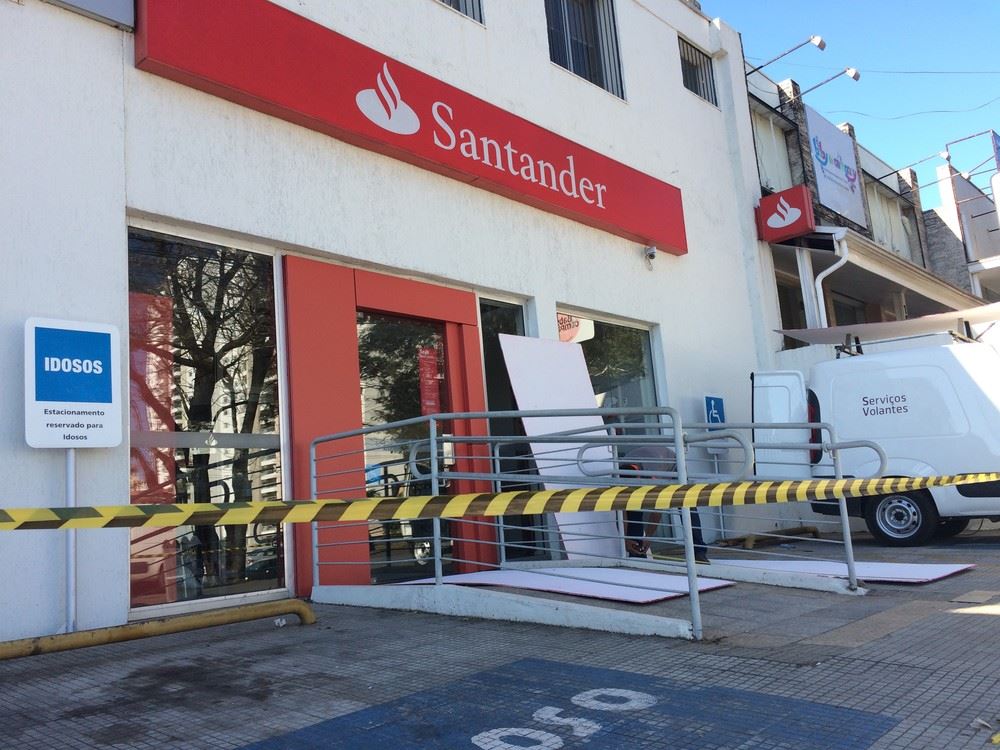 Dupla abre 'janela' para furtar banco e acaba presa pela Polícia Militar em Campinas