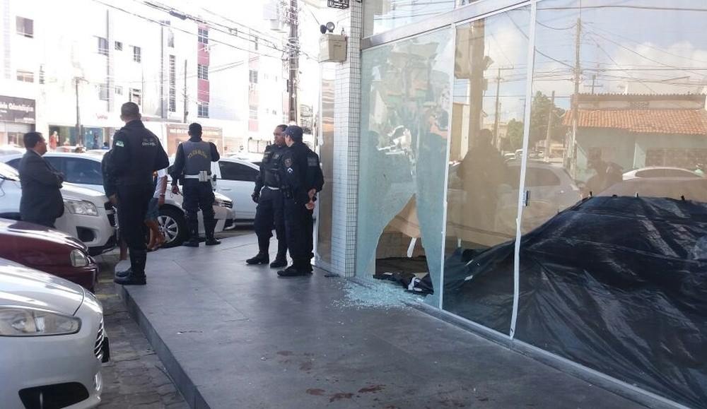 Vigilante é baleado durante tentativa de assalto em centro comercial de Natal
