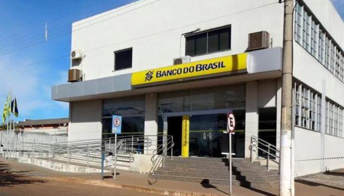 Vigilante do Banco do Brasil rouba cofre de agência e leva gerente como refém