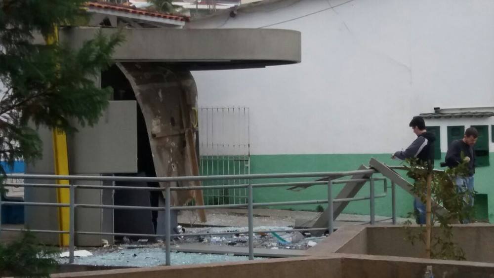 Grupo explode caixas eletrônicos no Centro de Lindóia, SP