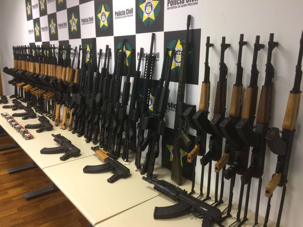 Polícia Federal prende bandidos por enviar 60 fuzis para o RJ